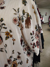 Load image into Gallery viewer, sz L/XL Maurices Fall Floral Kimono