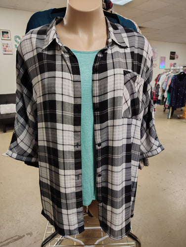 Ava & Viv black and white plaid button front top 3x