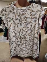 Load image into Gallery viewer, Maurices floral flutter sleeve top size 4x