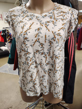 Load image into Gallery viewer, Maurices floral flutter sleeve top size 4x