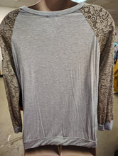 Load image into Gallery viewer, Egs gray lightweight top with lace sleeves size 3x