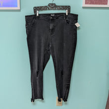 Load image into Gallery viewer, Sz22 Almost Famous Black Distressed Denim Crop