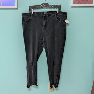 Sz22 Almost Famous Black Distressed Denim Crop