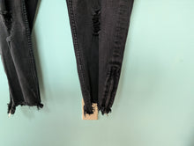 Load image into Gallery viewer, Sz22 Almost Famous Black Distressed Denim Crop