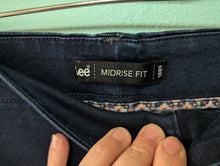 Load image into Gallery viewer, Sz24W Lee Mid rise Dark Denim Bermuda