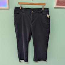 Load image into Gallery viewer, Sz14 Liz Claiborne Dark Denim Stretch Capri