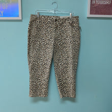 Load image into Gallery viewer, Sz16 Animal Print Capri NWT Petite