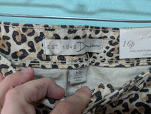 Load image into Gallery viewer, Sz16 Animal Print Capri NWT Petite