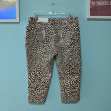 Load image into Gallery viewer, Sz16 Animal Print Capri NWT Petite