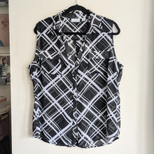 Load image into Gallery viewer, New York and Company Black &amp; White Geometric Sleeveless Top SzXL