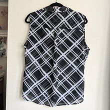 Load image into Gallery viewer, New York and Company Black &amp; White Geometric Sleeveless Top SzXL