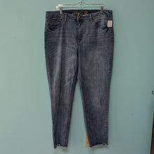 Load image into Gallery viewer, Seven sz16 Raw Hem Skinny Denim