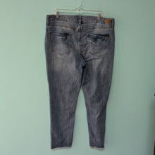 Load image into Gallery viewer, Seven sz16 Raw Hem Skinny Denim