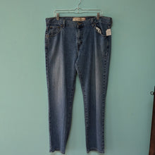 Load image into Gallery viewer, Levi&#39;s Straight Leg sz16 Light Wash