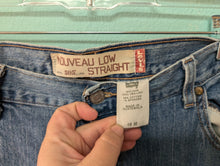 Load image into Gallery viewer, Levi&#39;s Straight Leg sz16 Light Wash