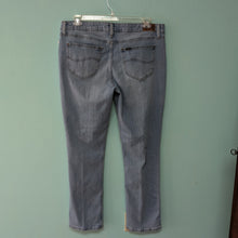 Load image into Gallery viewer, Lee Sz16 Long Light Wash Boot Cut Denim