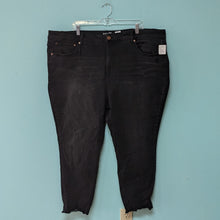 Load image into Gallery viewer, Sz22 Terra &amp; Sky Black Raw Hem Skinny