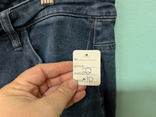 Load image into Gallery viewer, Sz22 Lane Bryant Crop Skinny