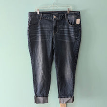 Load image into Gallery viewer, Sz18S Maurices Cuffed Denim