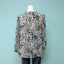 Load image into Gallery viewer, Sz1X Black/White Cheetah Print Button Up JM Collection