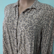 Load image into Gallery viewer, SzXXL Tan Animal Print Button Up