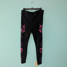 Load image into Gallery viewer, Sz1X Black Legging with Pink Flowers from Torrid