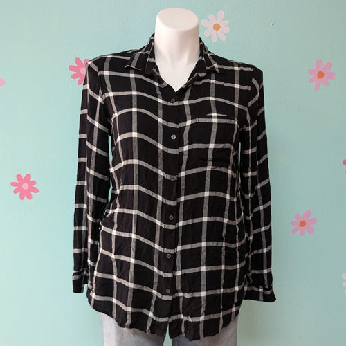 SzL Old Navy Black Plaid Button Up