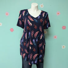 Load image into Gallery viewer, Sz3X Acting Pro Navy Feather Tunic