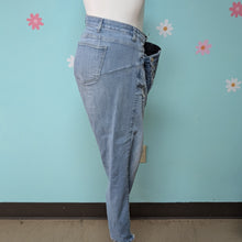 Load image into Gallery viewer, Sz24 Torrid Light Wash Bombshell Skinny