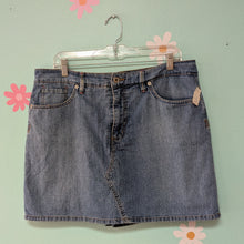 Load image into Gallery viewer, Sz14 Gloria Vanderbilt Medium Blue Denim Skort