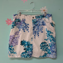 Load image into Gallery viewer, Sz16 Croft &amp; Barrow White Floral Print Skort