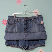 Load image into Gallery viewer, Sz14 Gloria Vanderbilt Medium Blue Denim Skort