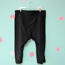 Load image into Gallery viewer, Sz2X Old Navy Black Balance Capri Leggings