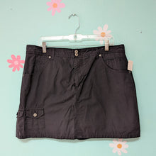 Load image into Gallery viewer, Sz14 Gloria Vanderbilt Black Twill Skort