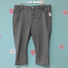 Load image into Gallery viewer, Sz18 St. John&#39;s Bay Engineer Stripe Capri