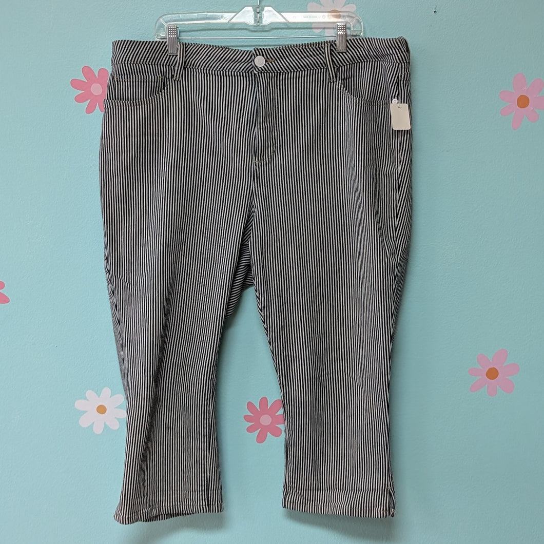 Sz18 St. John's Bay Engineer Stripe Capri