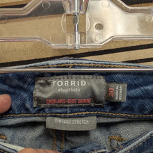 Load image into Gallery viewer, Sz20 Torrid Distressed Denim Capri