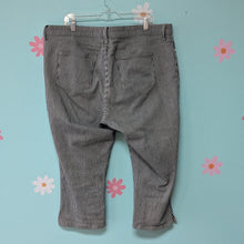 Load image into Gallery viewer, Sz18 St. John&#39;s Bay Engineer Stripe Capri