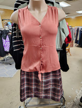 Load image into Gallery viewer, Nine West knot front sleeveless top XXL