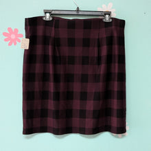 Load image into Gallery viewer, Sz1X Torrid Plum Plaid Pencil Skirt