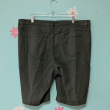 Load image into Gallery viewer, Sz20W d&amp;Co Olive Green Twill Shorts