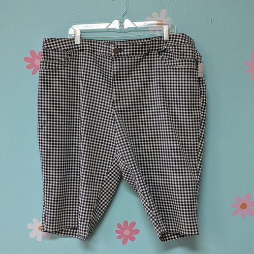 Sz20W CJ Banks Black and White Gingham Capri