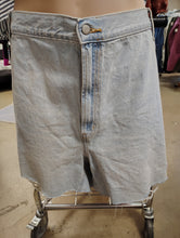 Load image into Gallery viewer, sz30 Old Navy NWT distressed slouchy denim shorts