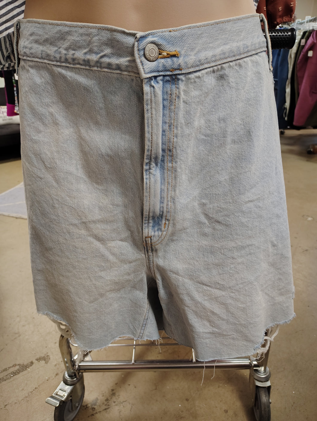 sz30 Old Navy NWT distressed slouchy denim shorts