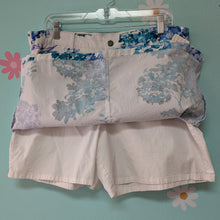 Load image into Gallery viewer, Sz16 Croft &amp; Barrow White Floral Print Skort